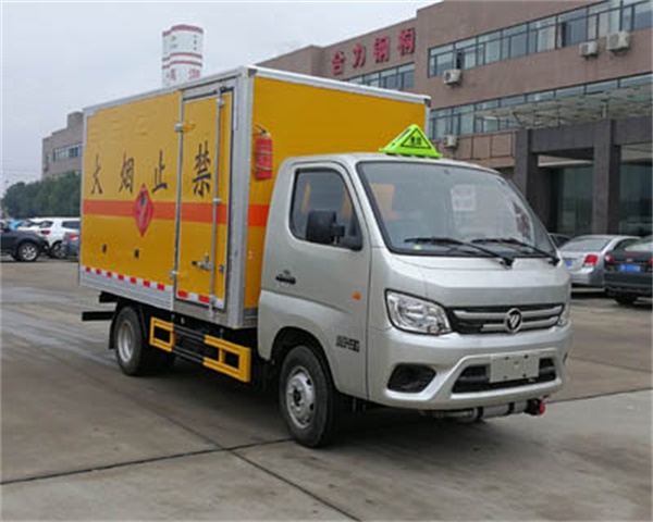 福田汽油小型3.3米易燃液體廂式運(yùn)輸車(chē)